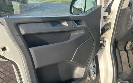 Volkswagen Caravelle T6 рестайлинг, 2016 год, 2 000 000 рублей, 11 фотография