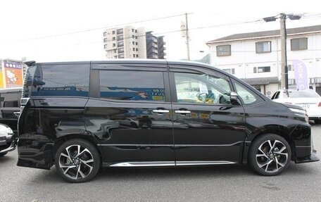 Toyota Voxy, 2022 год, 2 540 000 рублей, 6 фотография