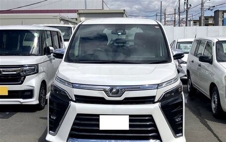 Toyota Voxy III, 2021 год, 1 822 000 рублей, 2 фотография