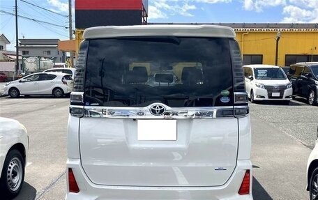 Toyota Voxy III, 2021 год, 1 822 000 рублей, 3 фотография