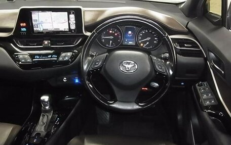 Toyota C-HR I рестайлинг, 2017 год, 1 650 000 рублей, 9 фотография