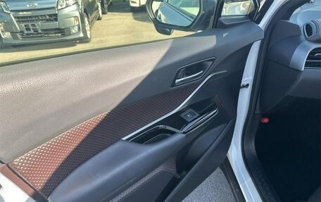 Toyota C-HR I рестайлинг, 2018 год, 1 625 000 рублей, 24 фотография