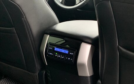 Toyota Land Cruiser Prado 150 рестайлинг 2, 2019 год, 5 350 000 рублей, 30 фотография