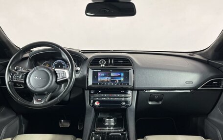 Jaguar F-Pace, 2016 год, 3 980 000 рублей, 15 фотография