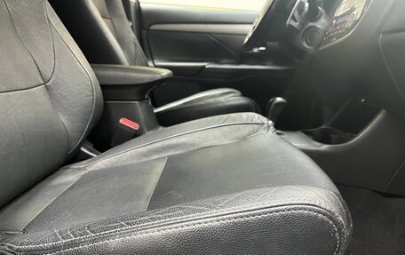 Mitsubishi Outlander III рестайлинг 3, 2014 год, 1 299 000 рублей, 15 фотография