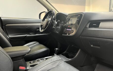 Mitsubishi Outlander III рестайлинг 3, 2014 год, 1 299 000 рублей, 14 фотография