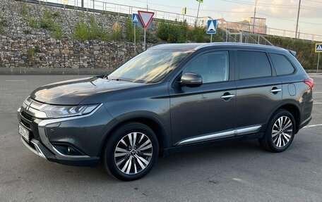 Mitsubishi Outlander III рестайлинг 3, 2019 год, 2 490 000 рублей, 5 фотография