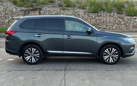 Mitsubishi Outlander III рестайлинг 3, 2019 год, 2 490 000 рублей, 3 фотография