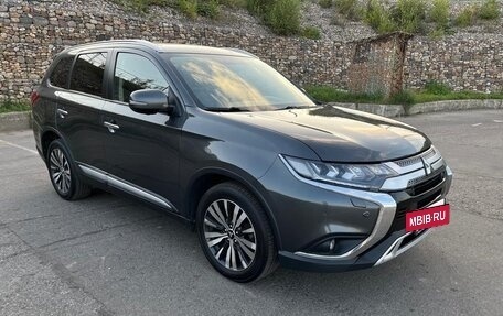 Mitsubishi Outlander III рестайлинг 3, 2019 год, 2 490 000 рублей, 2 фотография