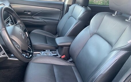 Mitsubishi Outlander III рестайлинг 3, 2019 год, 2 490 000 рублей, 15 фотография