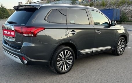 Mitsubishi Outlander III рестайлинг 3, 2019 год, 2 490 000 рублей, 8 фотография