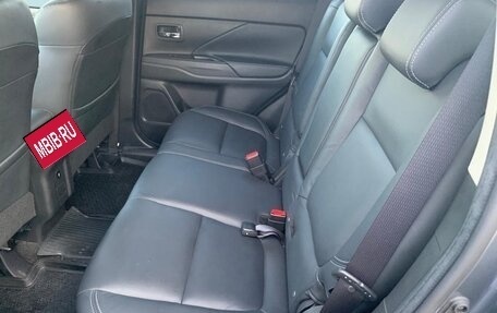 Mitsubishi Outlander III рестайлинг 3, 2019 год, 2 490 000 рублей, 12 фотография