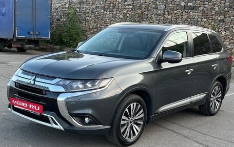 Mitsubishi Outlander III рестайлинг 3, 2019 год, 2 490 000 рублей, 4 фотография
