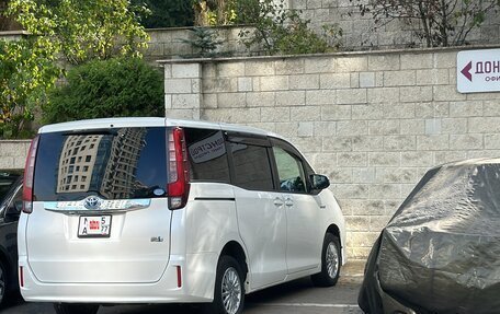 Toyota Noah III, 2014 год, 1 750 000 рублей, 3 фотография