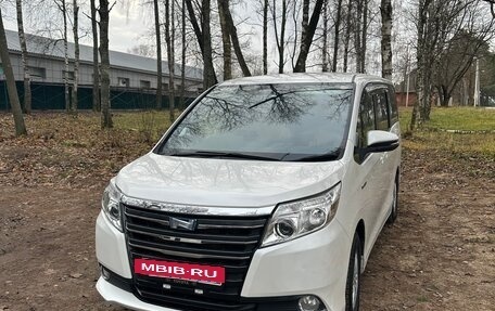 Toyota Noah III, 2014 год, 1 750 000 рублей, 7 фотография