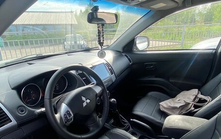 Mitsubishi Outlander III рестайлинг 3, 2011 год, 899 000 рублей, 6 фотография