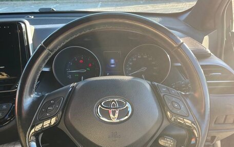 Toyota C-HR I рестайлинг, 2017 год, 2 150 000 рублей, 16 фотография