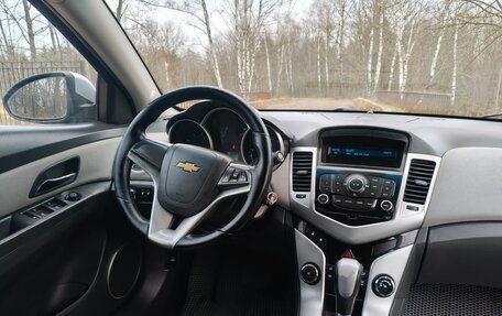 Chevrolet Cruze II, 2010 год, 595 000 рублей, 9 фотография