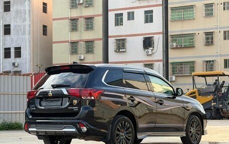 Mitsubishi Outlander III рестайлинг 3, 2021 год, 2 050 000 рублей, 6 фотография