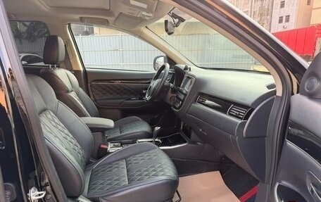 Mitsubishi Outlander III рестайлинг 3, 2021 год, 2 050 000 рублей, 8 фотография