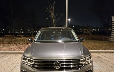 Volkswagen Tiguan II, 2021 год, 3 699 000 рублей, 2 фотография