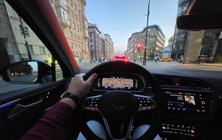 Volkswagen Tiguan II, 2021 год, 3 699 000 рублей, 14 фотография