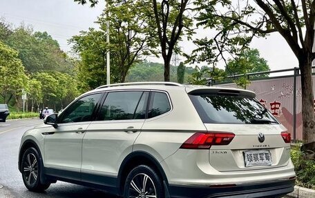 Volkswagen Tiguan II, 2021 год, 1 690 000 рублей, 6 фотография