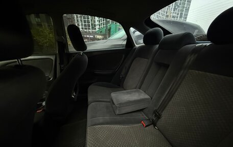 Toyota Avensis III рестайлинг, 2002 год, 600 000 рублей, 13 фотография