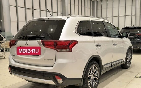 Mitsubishi Outlander III рестайлинг 3, 2015 год, 1 995 000 рублей, 6 фотография