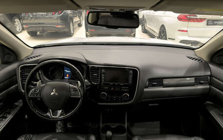 Mitsubishi Outlander III рестайлинг 3, 2015 год, 1 995 000 рублей, 17 фотография