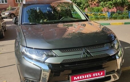Mitsubishi Outlander III рестайлинг 3, 2019 год, 2 300 000 рублей, 1 фотография