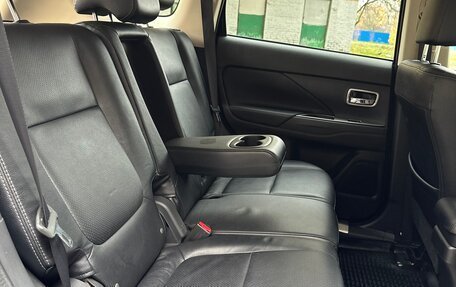 Mitsubishi Outlander III рестайлинг 3, 2014 год, 1 480 000 рублей, 25 фотография