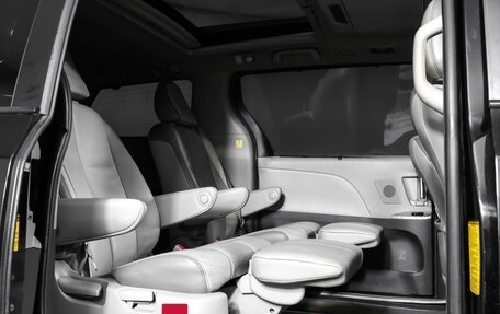 Toyota Sienna III, 2013 год, 1 999 000 рублей, 2 фотография