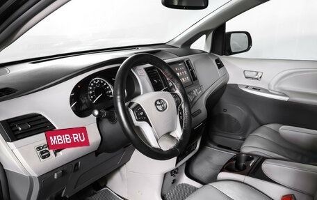 Toyota Sienna III, 2013 год, 1 999 000 рублей, 4 фотография