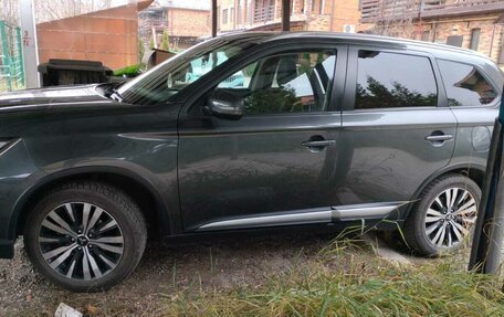 Mitsubishi Outlander III рестайлинг 3, 2019 год, 2 300 000 рублей, 7 фотография