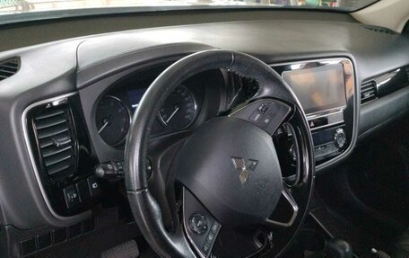 Mitsubishi Outlander III рестайлинг 3, 2019 год, 2 300 000 рублей, 13 фотография