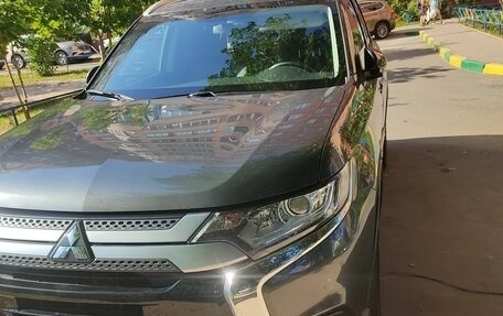 Mitsubishi Outlander III рестайлинг 3, 2019 год, 2 300 000 рублей, 2 фотография