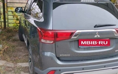 Mitsubishi Outlander III рестайлинг 3, 2019 год, 2 300 000 рублей, 8 фотография