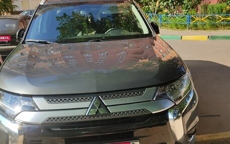 Mitsubishi Outlander III рестайлинг 3, 2019 год, 2 300 000 рублей, 3 фотография