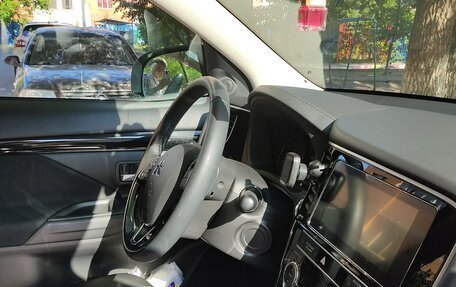 Mitsubishi Outlander III рестайлинг 3, 2019 год, 2 300 000 рублей, 15 фотография