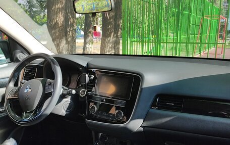 Mitsubishi Outlander III рестайлинг 3, 2019 год, 2 300 000 рублей, 16 фотография