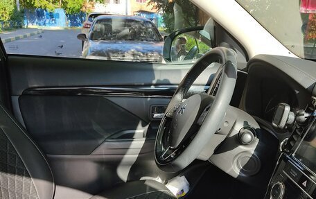 Mitsubishi Outlander III рестайлинг 3, 2019 год, 2 300 000 рублей, 17 фотография