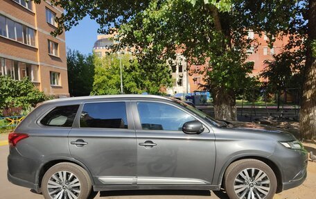 Mitsubishi Outlander III рестайлинг 3, 2019 год, 2 300 000 рублей, 24 фотография