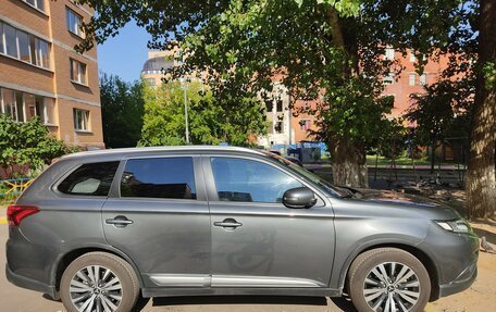 Mitsubishi Outlander III рестайлинг 3, 2019 год, 2 300 000 рублей, 26 фотография