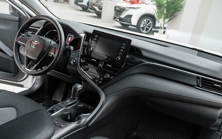 Toyota Camry, 2021 год, 1 799 000 рублей, 6 фотография