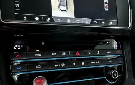 Jaguar F-Pace, 2016 год, 3 700 000 рублей, 23 фотография