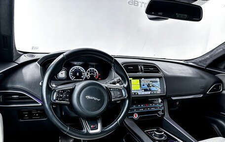 Jaguar F-Pace, 2016 год, 3 700 000 рублей, 27 фотография