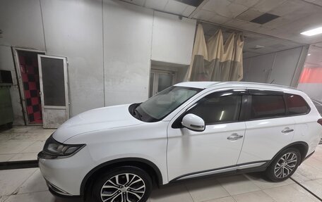 Mitsubishi Outlander III рестайлинг 3, 2016 год, 1 870 000 рублей, 3 фотография