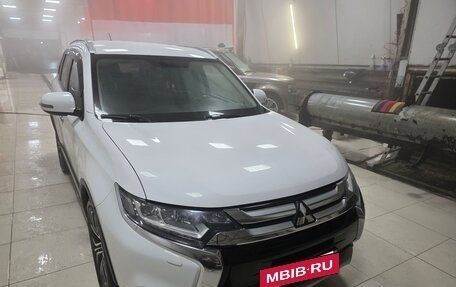 Mitsubishi Outlander III рестайлинг 3, 2016 год, 1 870 000 рублей, 2 фотография
