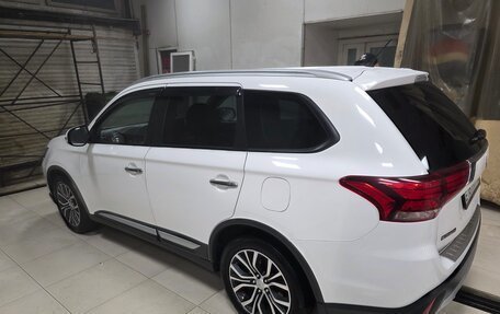 Mitsubishi Outlander III рестайлинг 3, 2016 год, 1 870 000 рублей, 13 фотография